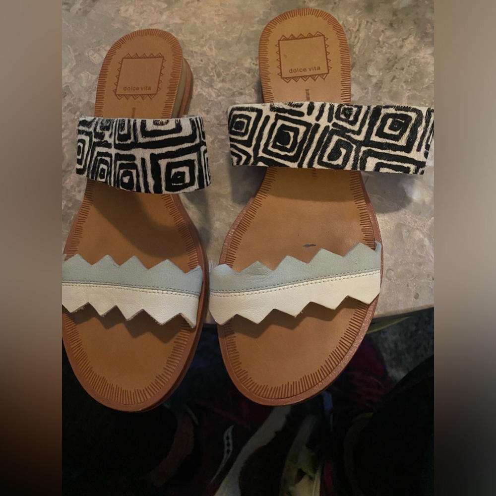 Dolce Vita sandals -flats
Adorable cut work with black white, aqua teal
Size 7.5